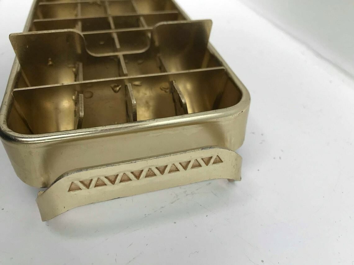 2 Ijsblokjesbakken Quickcube Goudkleurig Aluminium Mid Century Jaren 1950–1960 Vintage Vriezeraccesoire Handmatig Ijsblokjes Metalen Vakjes Vintage photo vinterior