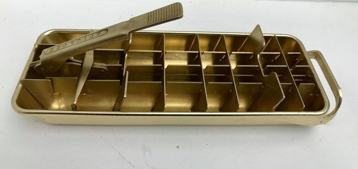 2 Ijsblokjesbakken Quickcube Goudkleurig Aluminium Mid Century Jaren 1950–1960 Vintage Vriezeraccesoire Handmatig Ijsblokjes Metalen Vakjes Vintage photo vintage