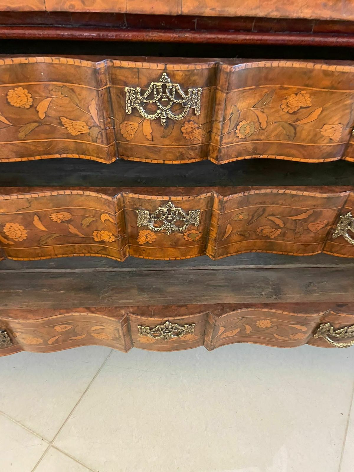 photo vintage Extremely Large Antique Early 19th Century Quality Burr Walnut Dutch Floral Marquetry Inlaid Display Cabinet