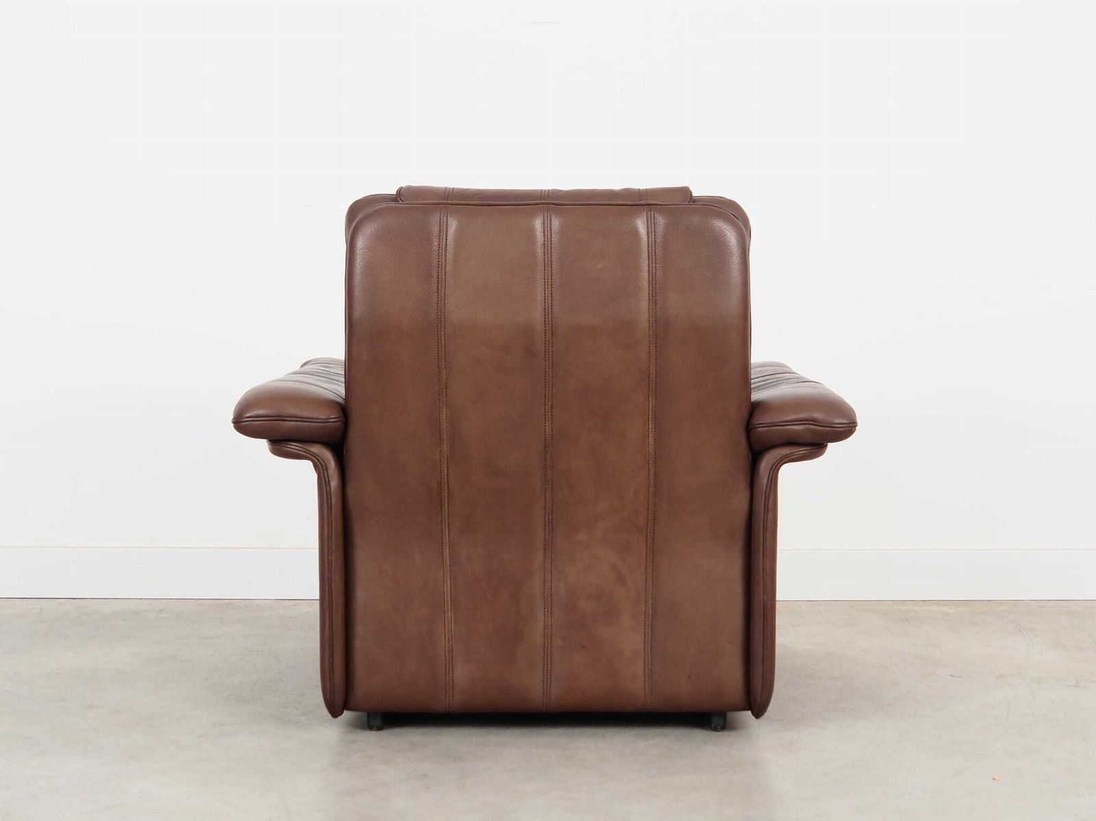 Brown Leather Armchair, Swiss Design, 1970s, Manufacture: De Sede photo vintage