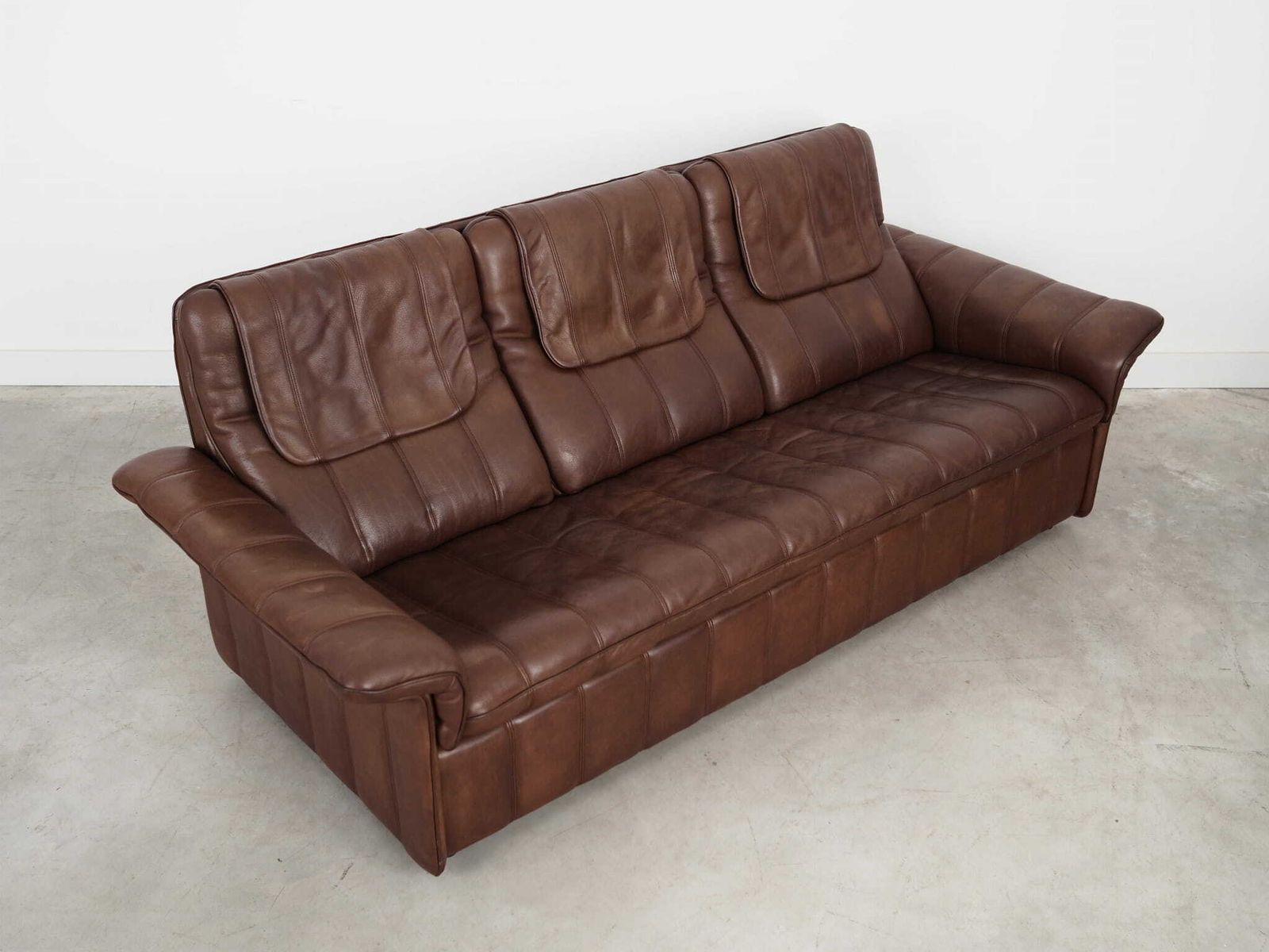 Bruinleren Bank, Zwitsers Design, Jaren 1970, Fabricage: De Sede photo vinterior