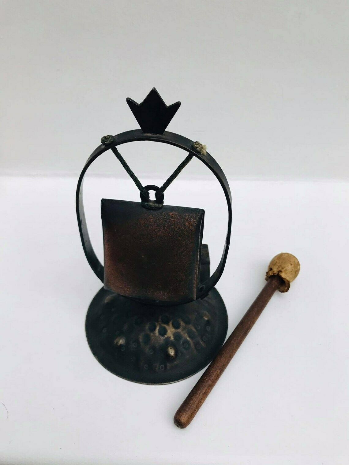 Kleine Mid Century Dinergong Op Standaard – Brons, Ca. Jaren 1950 – Tafelgong, Meditatie Instrument, Vintage Dinergong photo Woonaccessoires