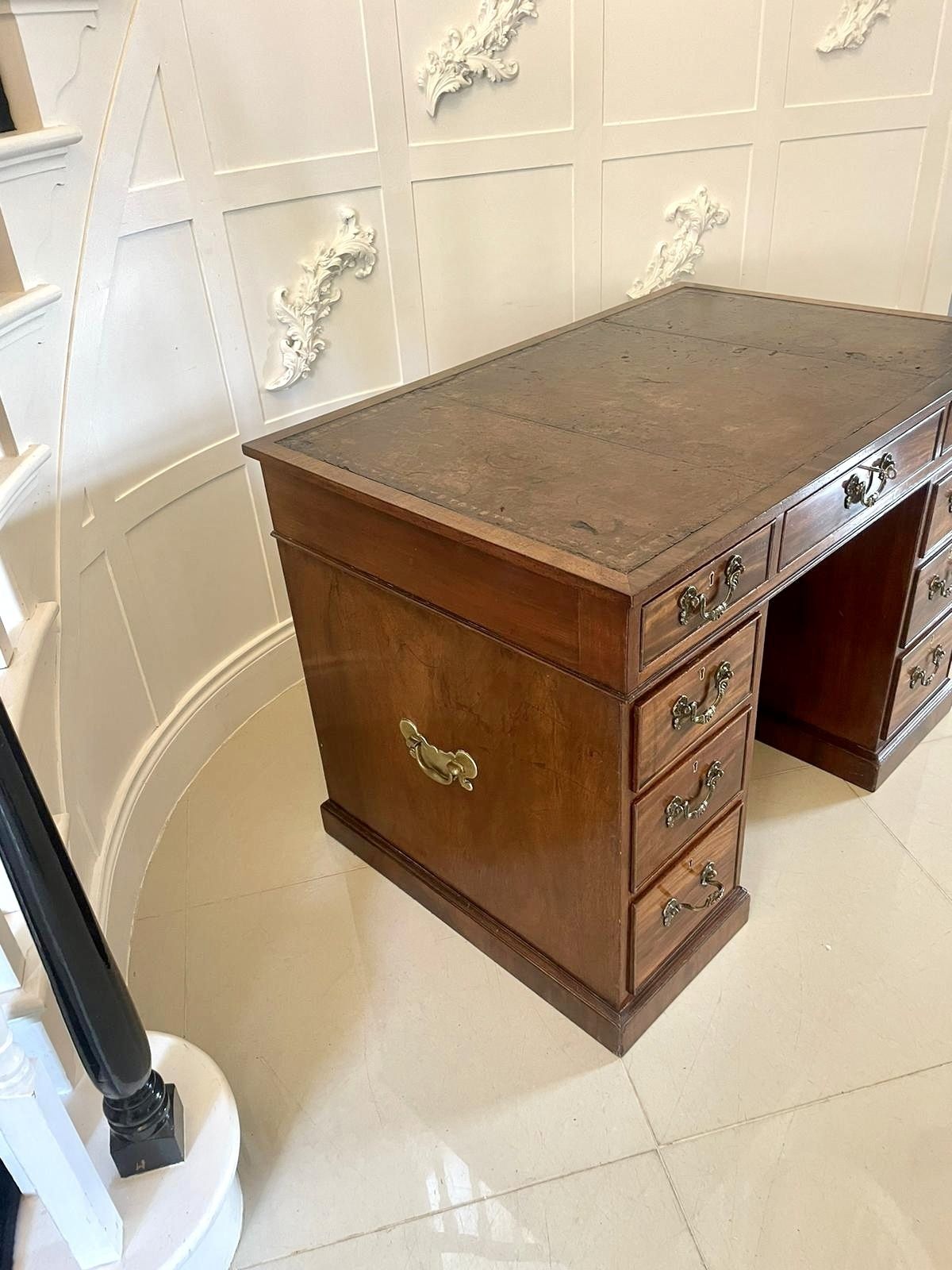 photo furniture Antique 19th Century Quality Mahogany Kneehole Desk