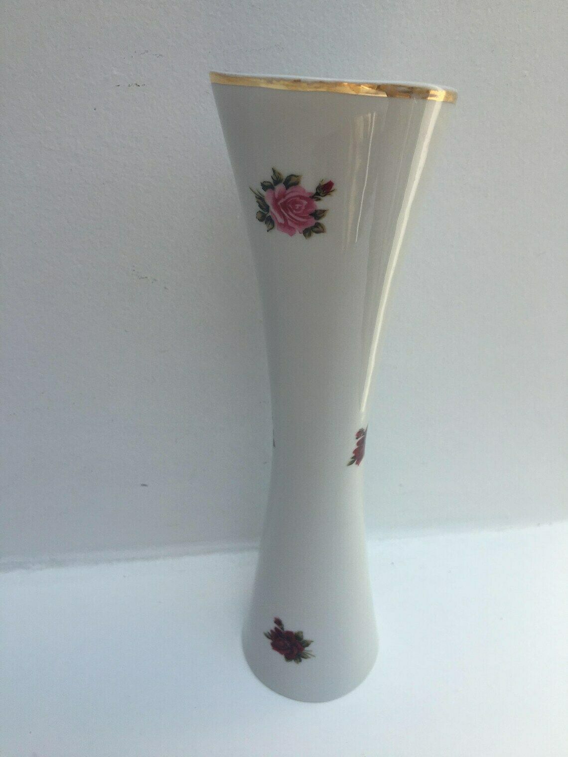 Hongaarse Hollohaza Vaas, Romantische Witte Porseleinen Vaas, Rozen Goudrand Hollohaza Hungary 1831 Porseleinen Bloemenvaas, Roze En Rode Roos photo Woonaccessoires