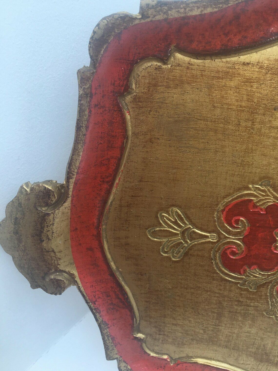 photo furniture Florentijns Rechthoekig Dienblad, Rood En Verguld, Italiaans Plateau In Florentijnse Stijl, Jaren 1960. Met De Hand Beschilderd En Gedecoreerd.
