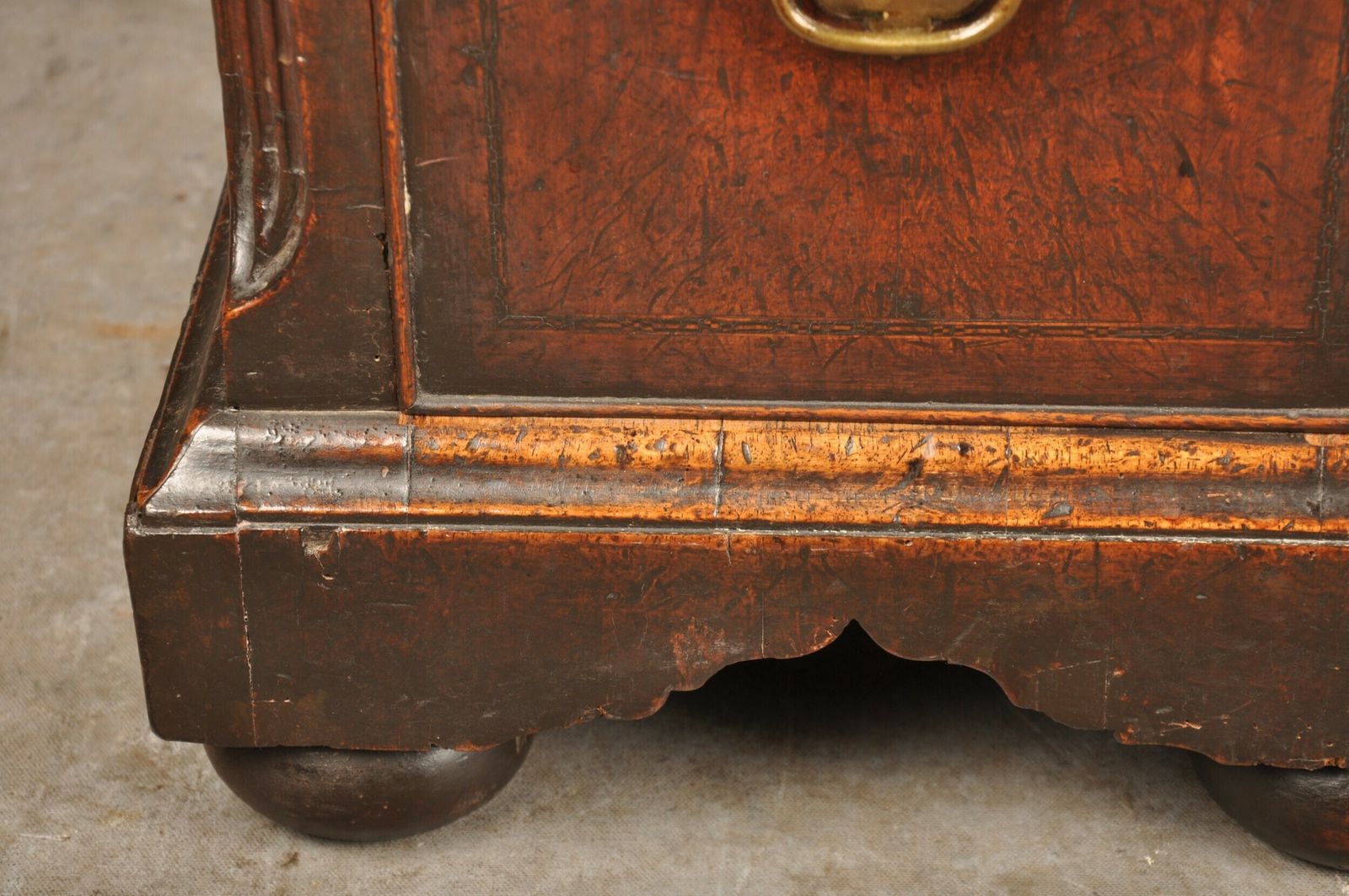 Important Early 18th Century Walnut Kneehole Desk photo buy