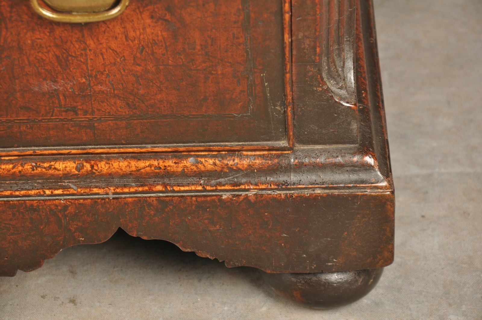 photo furniture Important Early 18th Century Walnut Kneehole Desk