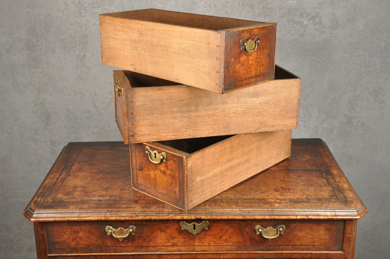 photo vinterior Important Early 18th Century Walnut Kneehole Desk