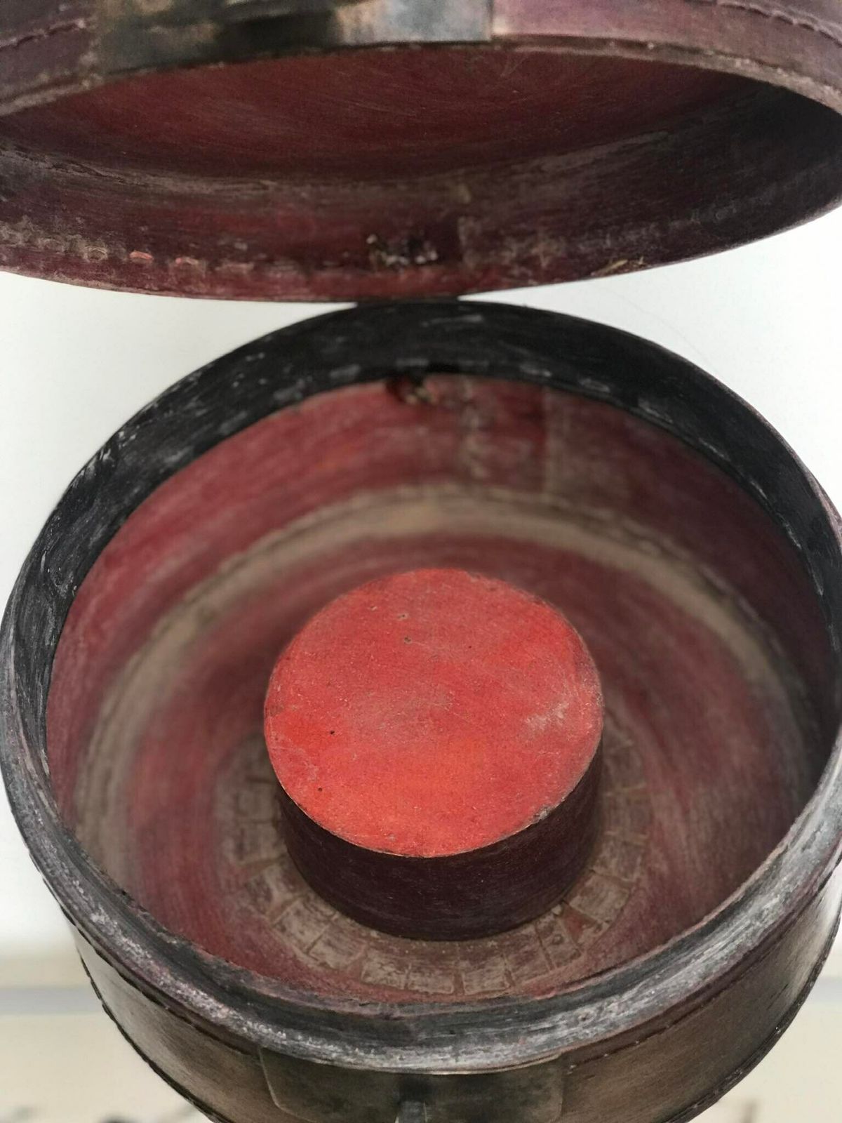 Hat Box Double Chinese Antique Leather Lacquered Decorative Box Brass Lock And Lid Mandarin Antique Round Wooden Storage Box Decorative Item photo vintage
