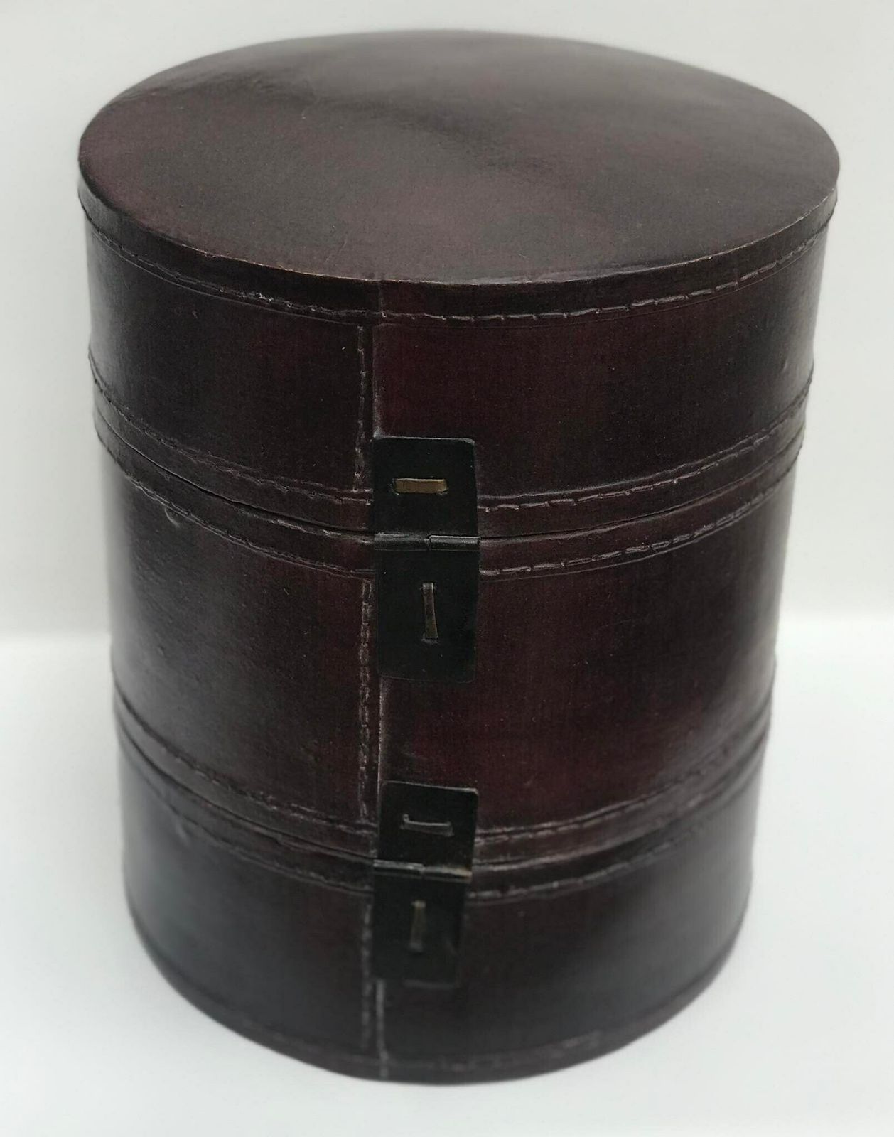 photo furniture Dubbele Hoedendoos – Chinees Antiek – Leer En Gelakt Hout – Messing Slot En Deksel – Ronde Houten Opbergdoos – Decoratief Object