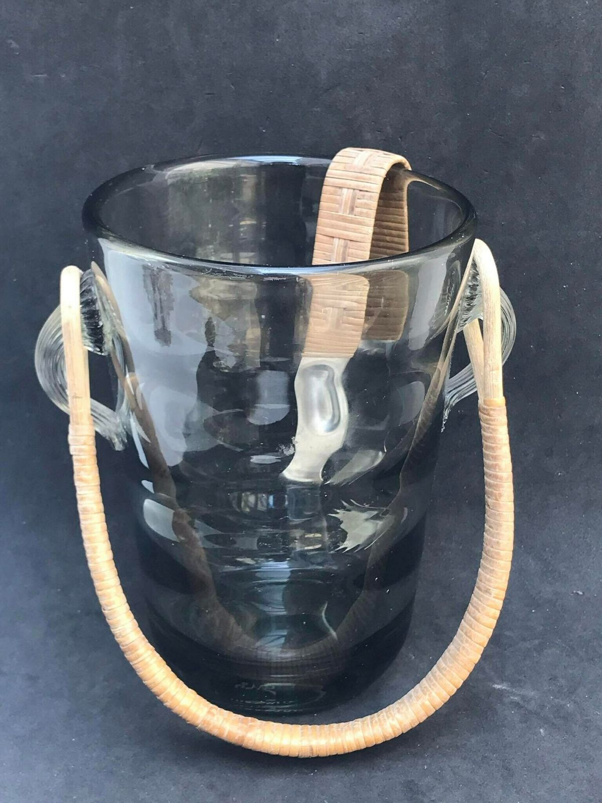 Holmegaard Glass Ijsemmer En Tang Rattan Jacob E Bang Gerookt Glas Boho Chic Baraccesoires Deens Design Kunstglas Denemarken Mid Century Bar photo for sale