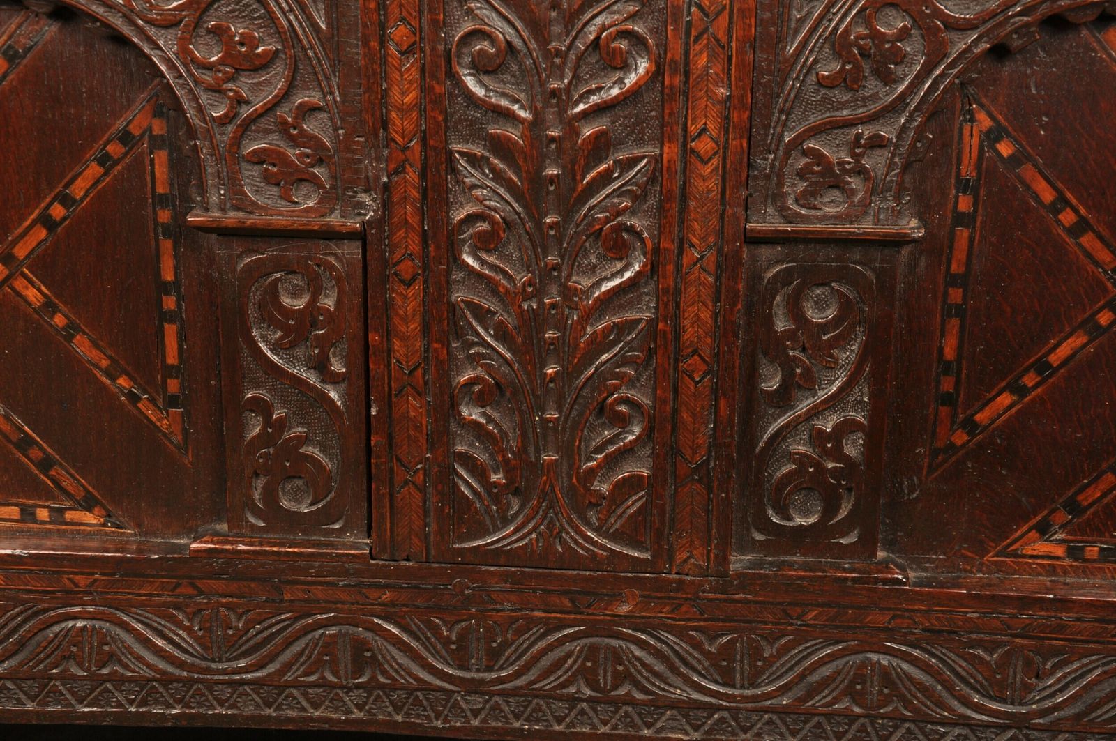 photo furniture Early 17th Century Oak Coffer, 18th Century And Earlier