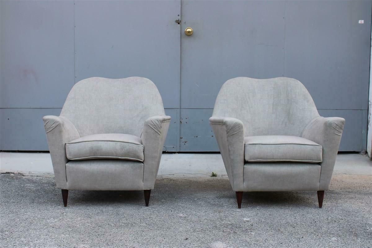 photo vintage Pair Of Midcentury Italian Armchairs In Ico Parisi Style Gray Velvet