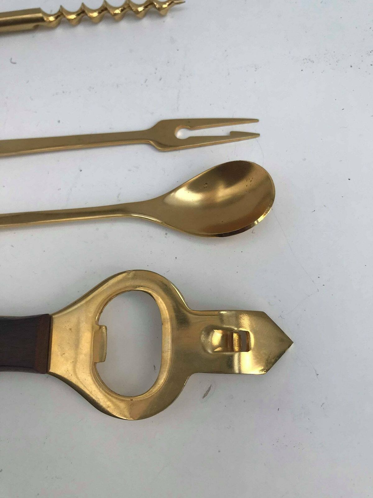 Baraccessoires – 4-delige barset | Goudkleurig barware | Kurkentrekker, flesopener, blikopener, olijfvork, cocktaillepel | Cadeau voor bartender photo vintage