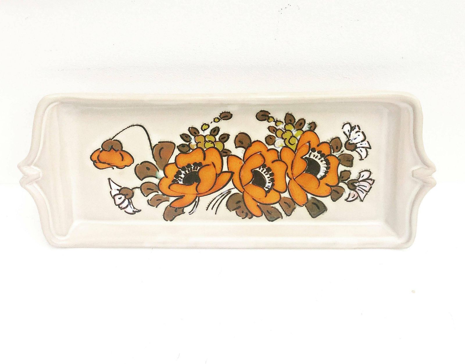 Vallauris Jaren '70 Oranje Bloemen Serveerschaal – Rechthoekig Handgeschilderd Bord, Mid Century Frans Aardewerk, Jaren 1970, Keramiek, Beige, Serveerschaal photo furniture