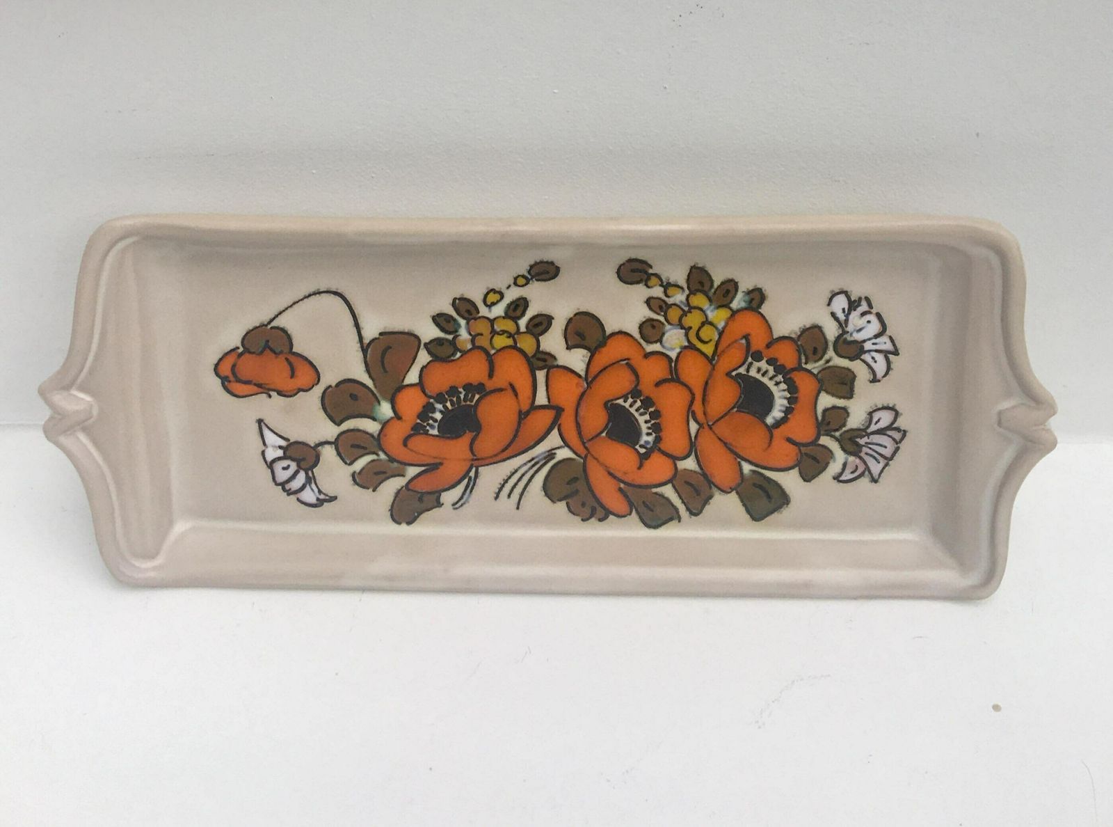 photo furniture Vallauris Jaren '70 Oranje Bloemen Serveerschaal – Rechthoekig Handgeschilderd Bord, Mid Century Frans Aardewerk, Jaren 1970, Keramiek, Beige, Serveerschaal