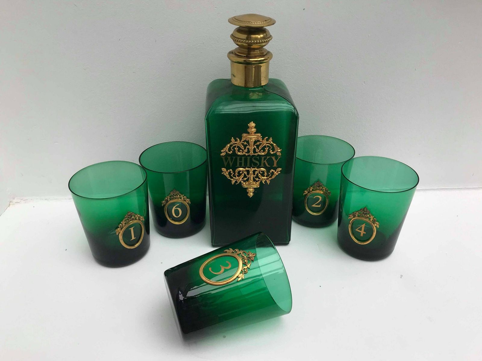 Decanterset – Whisky/Brandy – Fles Met 5 Tumblers – Likeurkaraf – Groen Emerald Glas – Messing Decoratie – Barkast – Cadeau photo furniture
