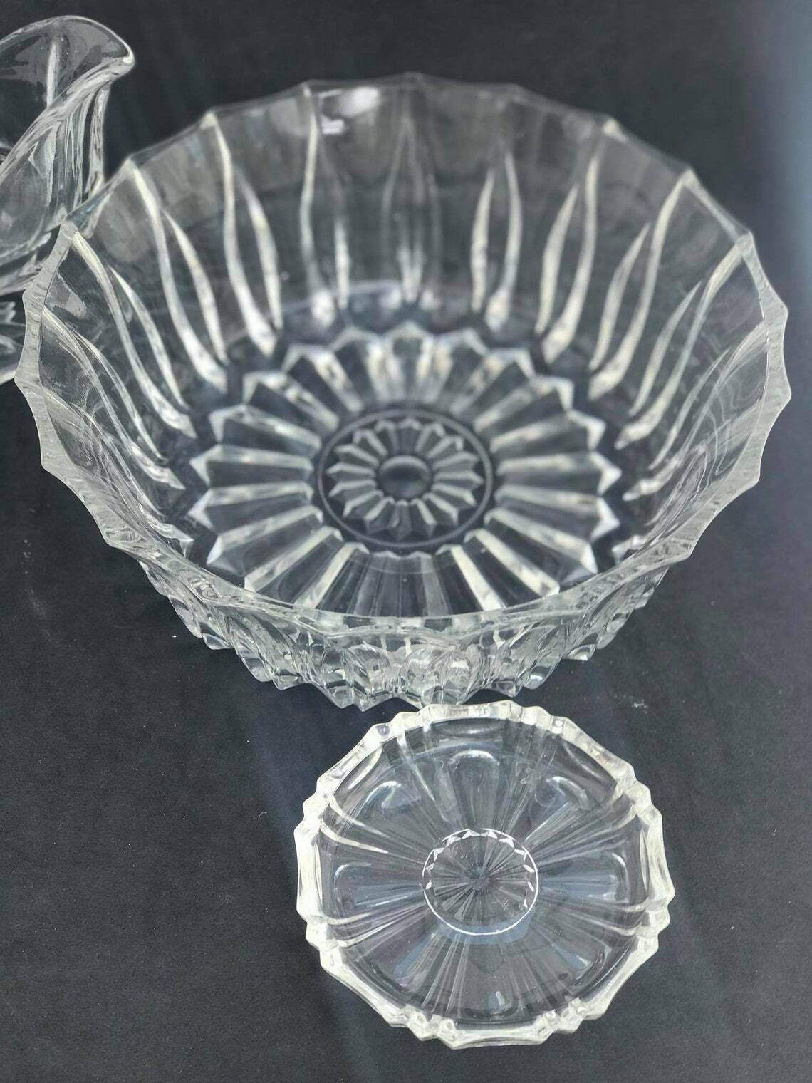 Glass Bowl Creamer Or Gravy Boat Salad Bowl Small Dish And Glass Sweet Basket 4 Pièces, Art Deco, Clear Molded/Pressed Glass Sauce Boats photo 107.0