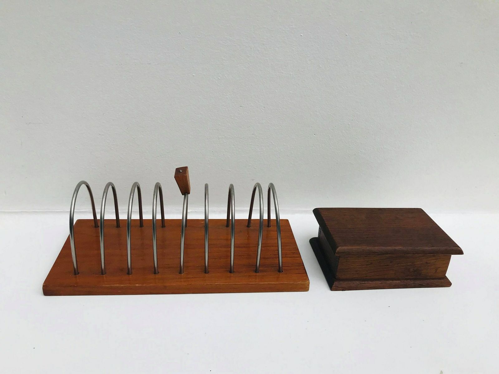 Mid-Century Teakhouten Bureauaccessoires – Postzegeldoos en Brievenhouder | Bureauorganizer | Cadeau | Jaren 50 photo for sale