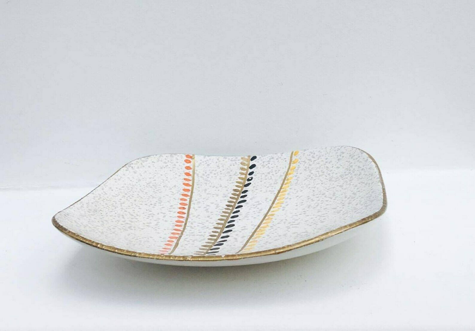 Vierkante Schaal Mid Century Modern Aardewerk West Duits Bay Keramik Mand Handvat Dienblad, Handgeschilderd Kunstaardewerk Serveerschaal Fruitmand photo vinterior