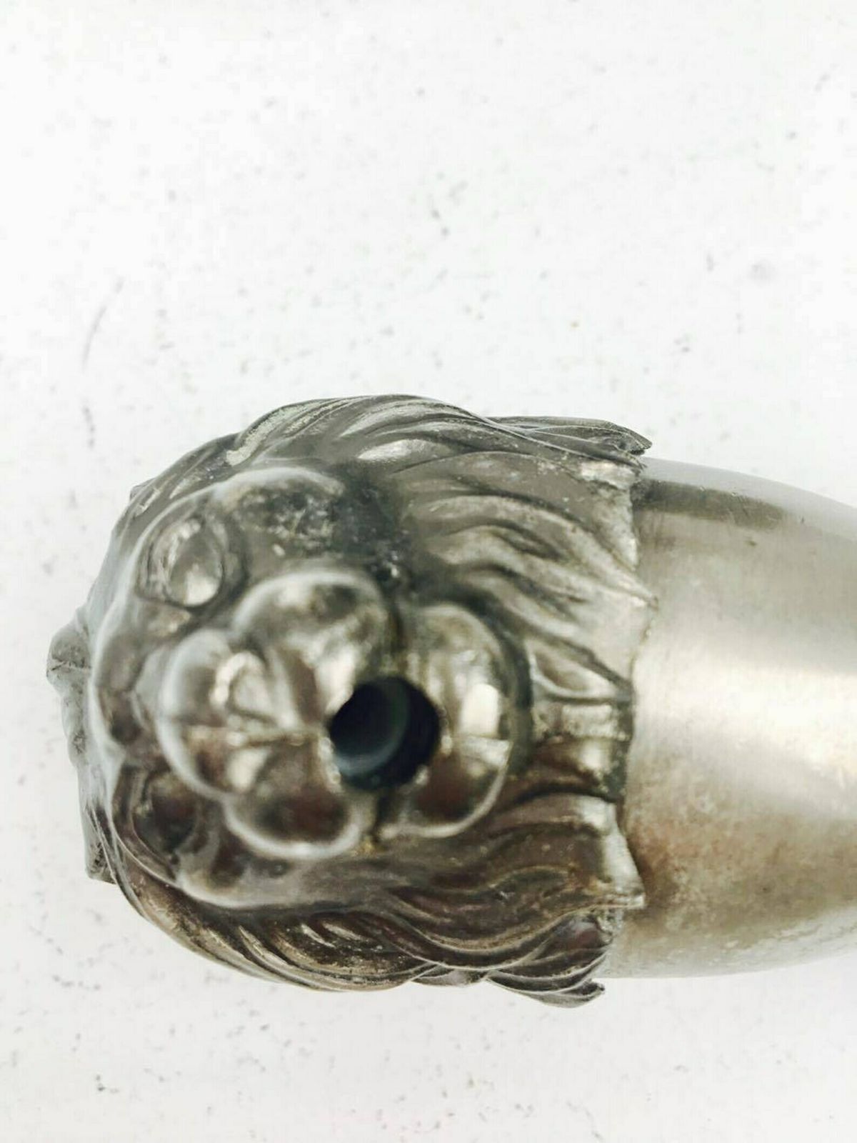 Vintage Flessenstop, Metalen Schenktuit Met Leeuwenkop, Ca. Jaren 1950 – Bijzonder Dierlijk Vormgegeven Metalen Stuk photo buy