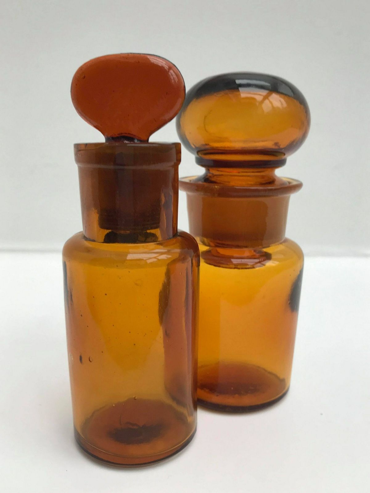Apothekersflesjes Antiek Bruin Barnsteenglas – Set Van 2 – Apotheek, Medisch, Badkamerdecoratie, Verzamelobject photo furniture