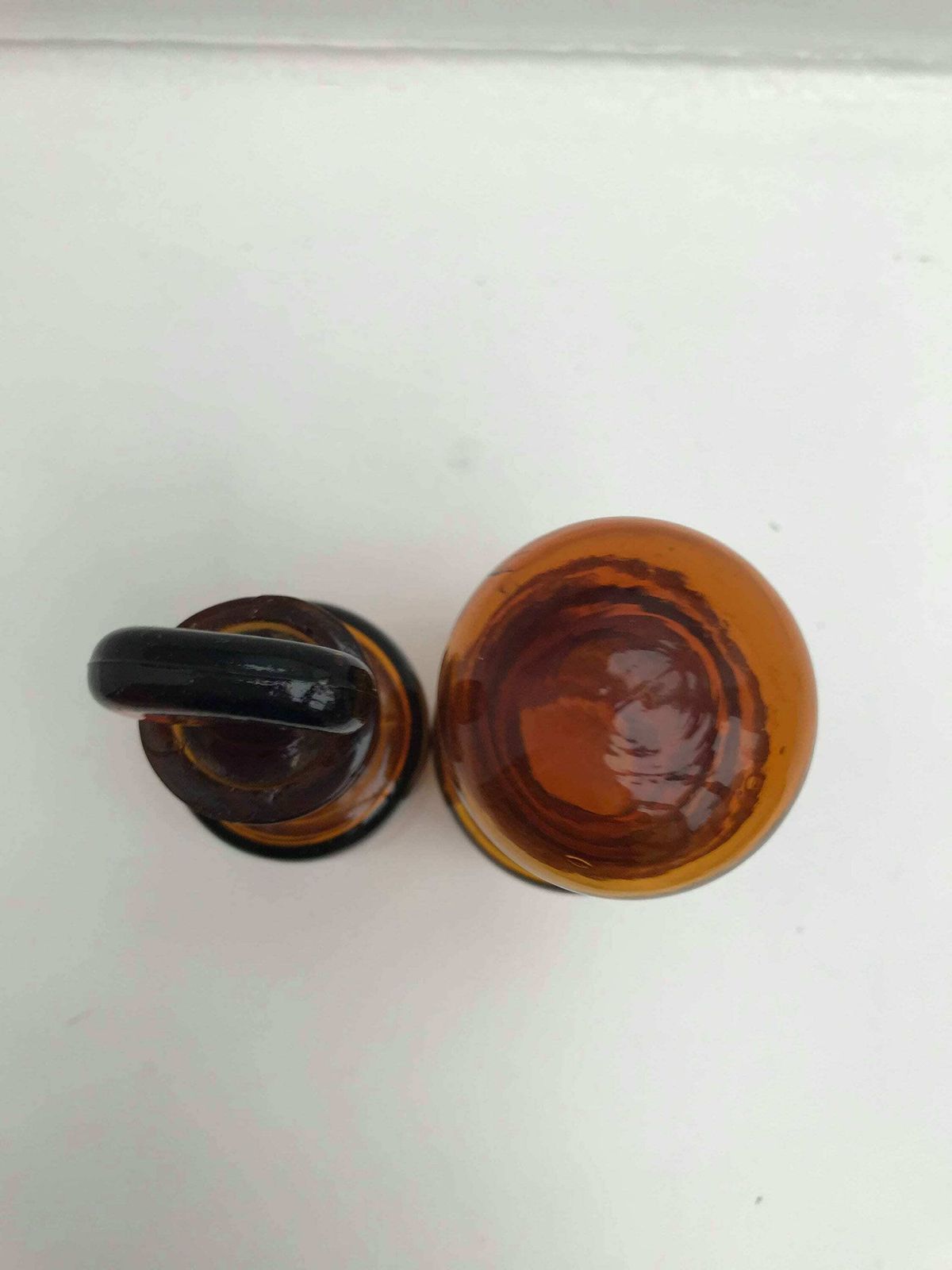 photo for sale Apothekersflesjes Antiek Bruin Barnsteenglas – Set Van 2 – Apotheek, Medisch, Badkamerdecoratie, Verzamelobject