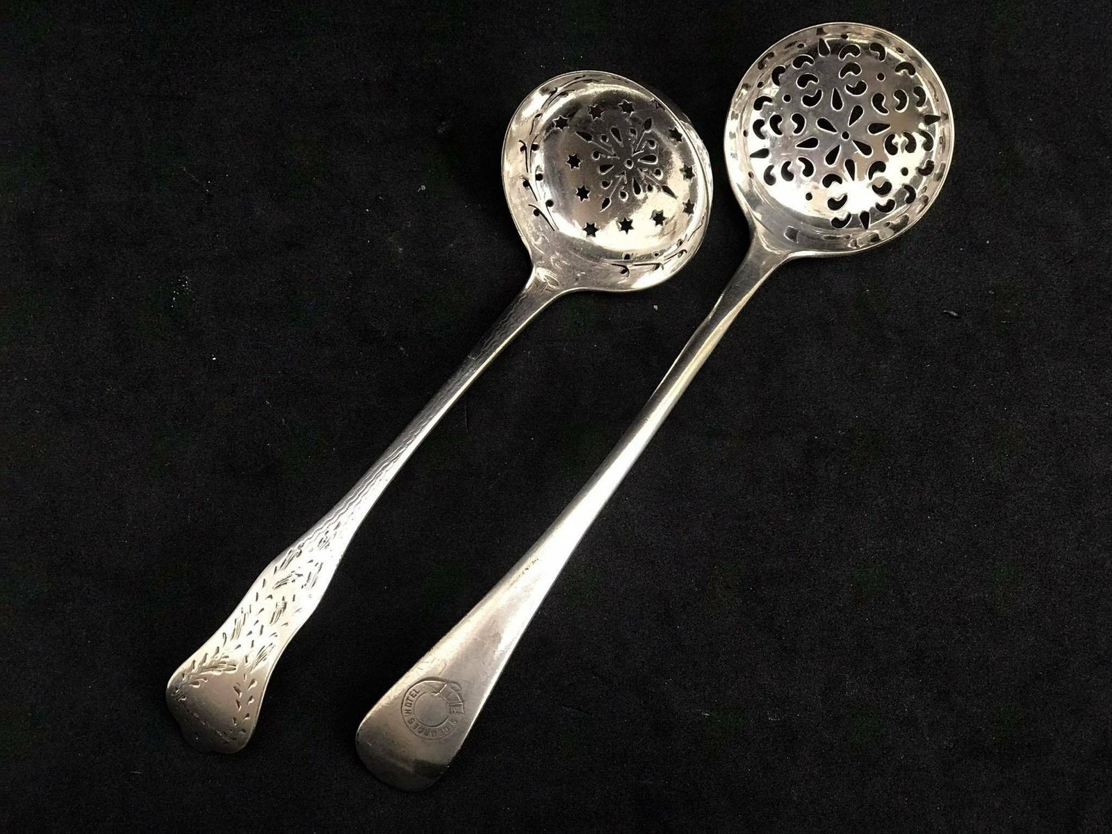 photo for sale Suikerstrooilepel – Set Van 2 – Verzilverd – Edwardiaans – Antiek – Engels – Cadeau – Curiositeit – Verzamelobject – Keukengereedschap