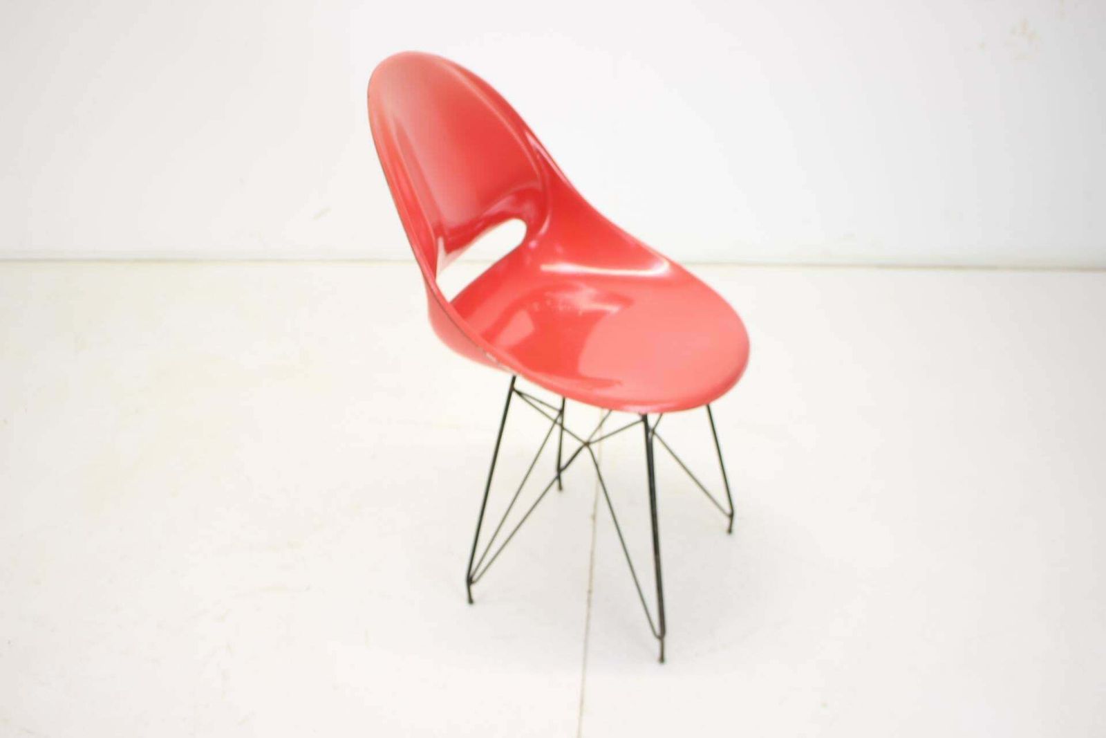 photo furniture Midcentury Red Design Fibreglass Dining Chairs By M.Navratil 1960s