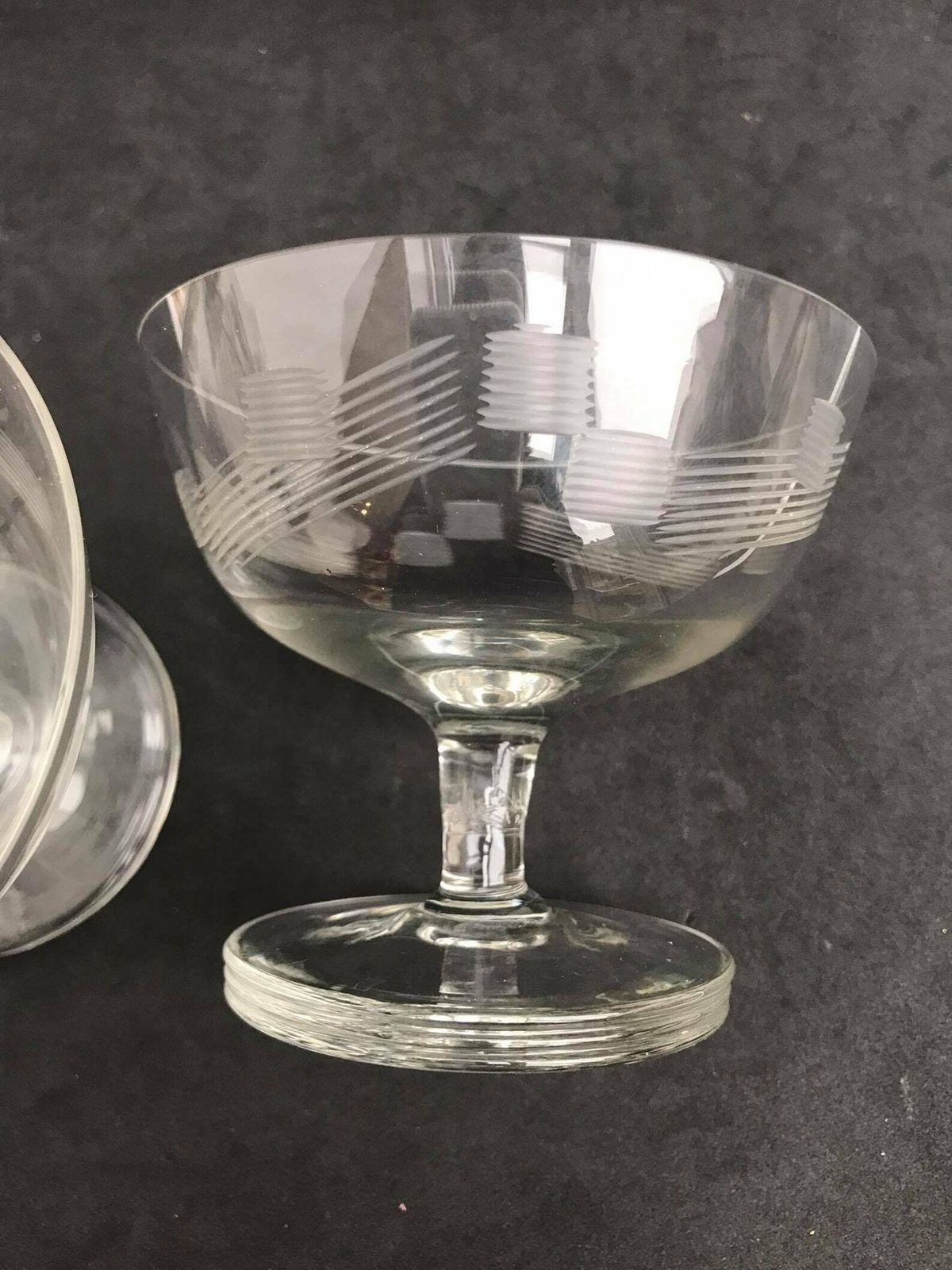 2 coupes à champagne d'époque en cristal taillé, années 1920, françaises, lot de 2, à pied, décor de bar, mariage, cocktail photo vinterior