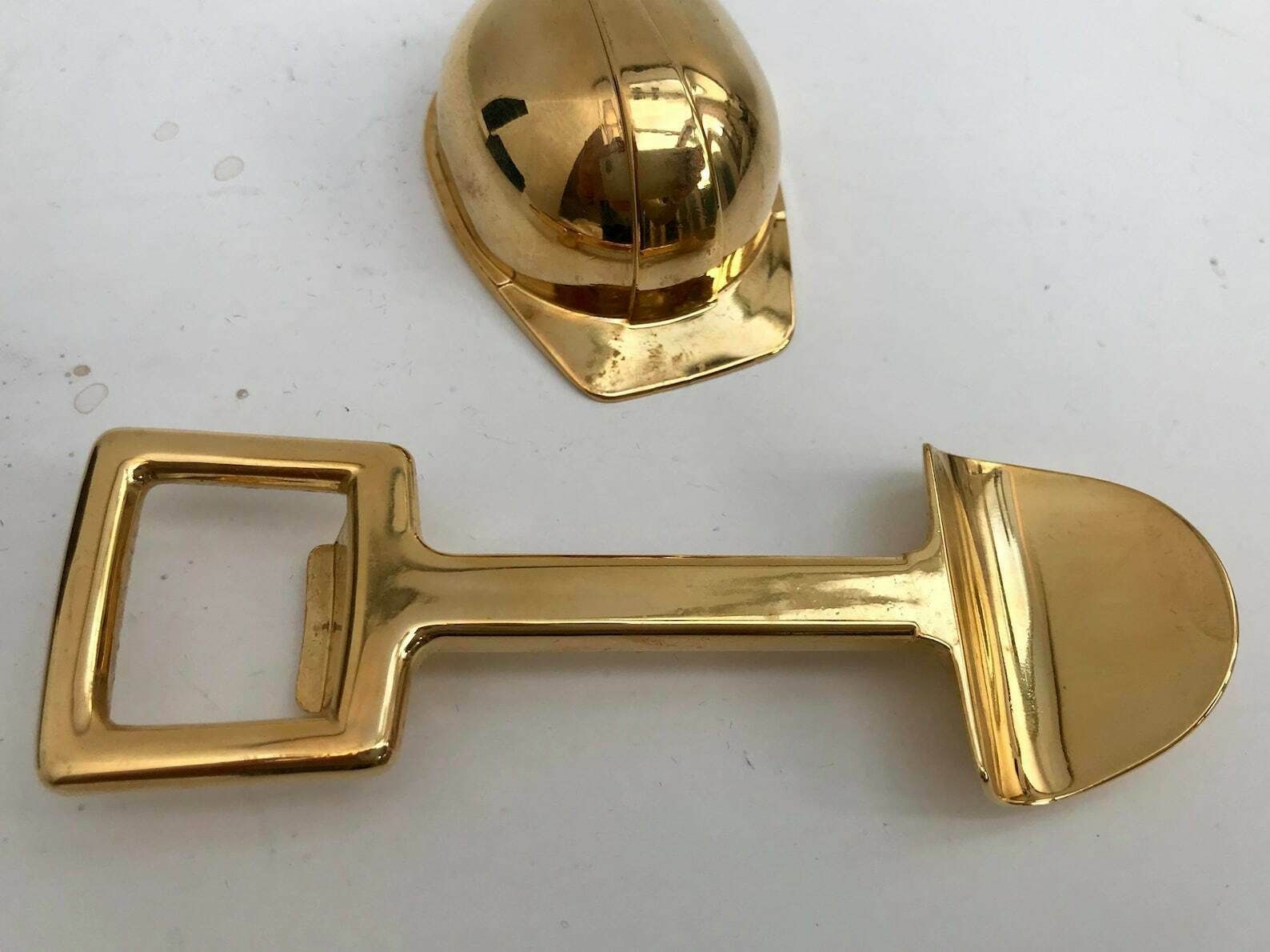 Gouden Barset – Flesopener En Flessenstopper – Cadeau Voor Architect Of Bouwer – Schop  En Helmmotief – Gemaakt In Noorwegen – In Doos photo 129.0