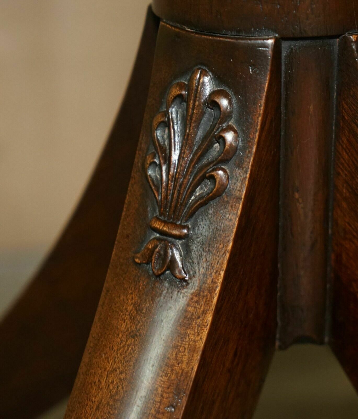 photo furniture Large Ornately Carved Antique Mahognay & Green Leather Tilt Top Centre Table