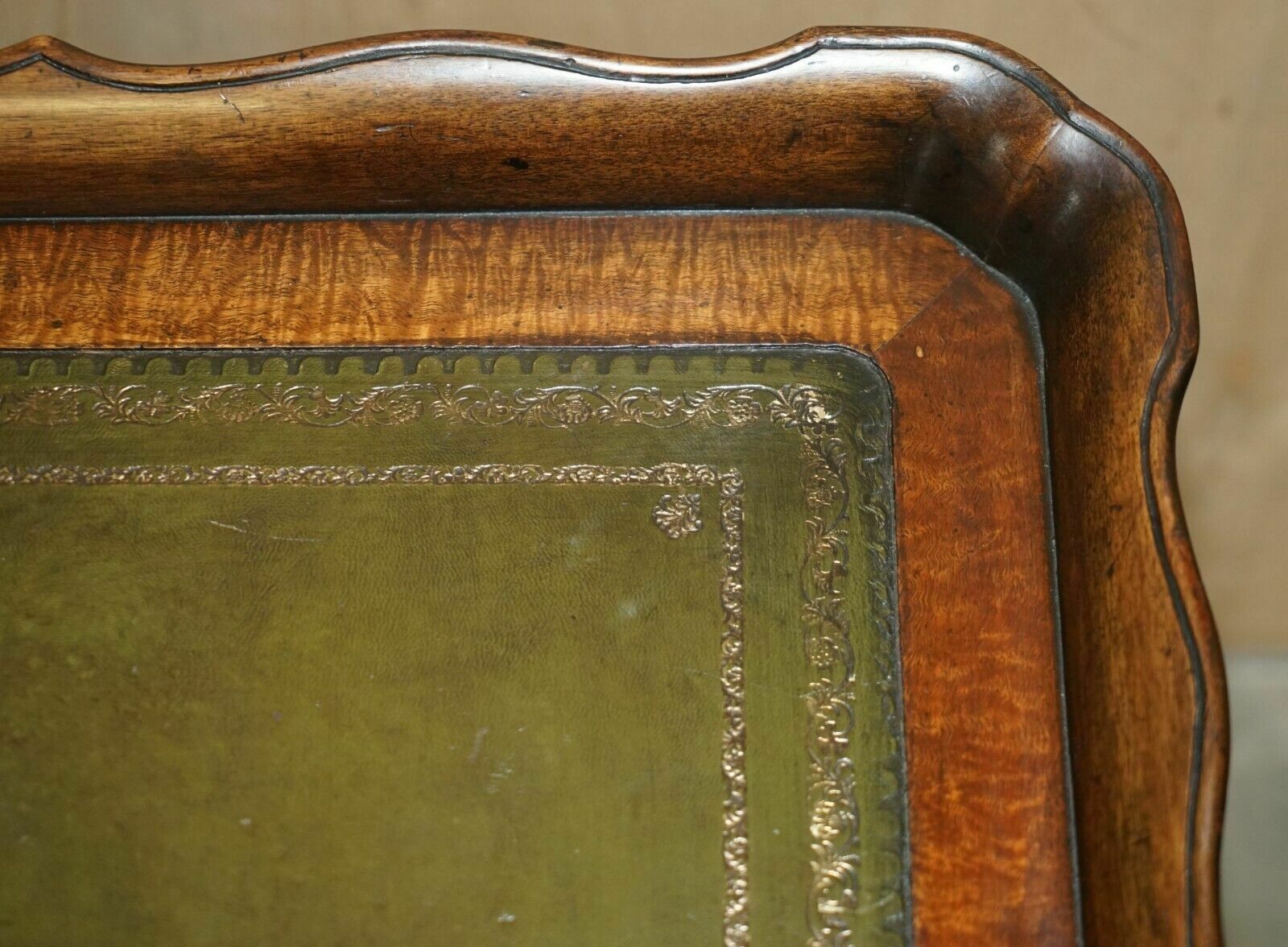 photo vinterior Large Ornately Carved Antique Mahognay & Green Leather Tilt Top Centre Table