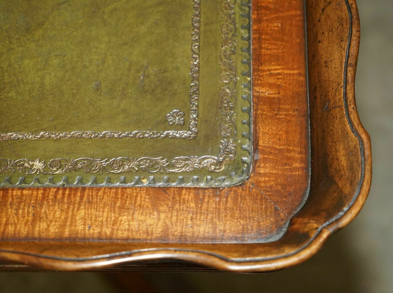 photo vintage Large Ornately Carved Antique Mahognay & Green Leather Tilt Top Centre Table