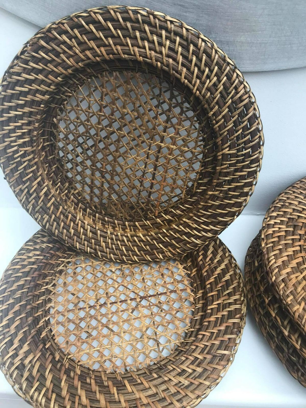 photo furniture Vintage Rattan Onderborden – Set Van 12 | Rustiek Bamboe Vlechtwerk | Ronde Dienbladen | Farmhouse & Boho Tafelaccessoires
