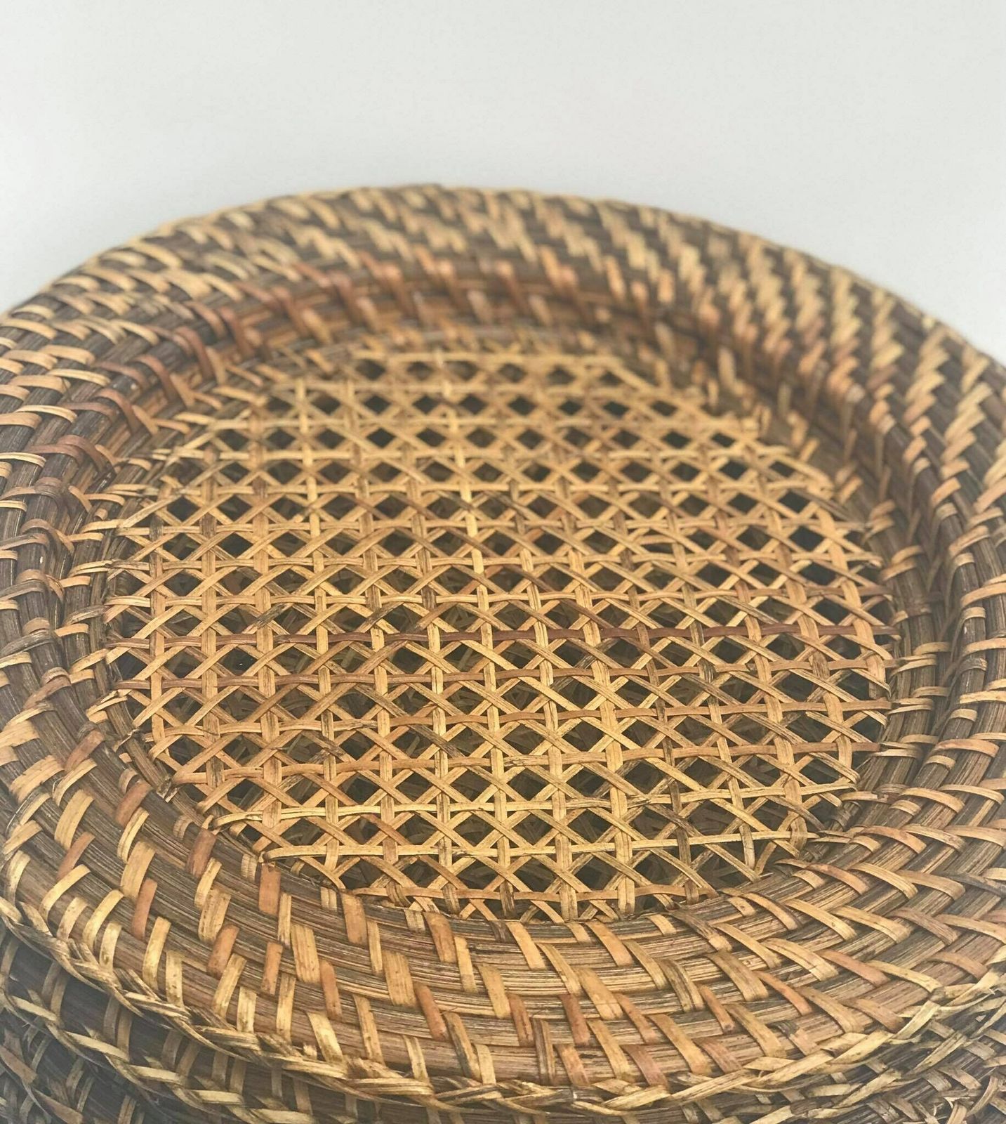 photo for sale Vintage Rattan Onderborden – Set Van 12 | Rustiek Bamboe Vlechtwerk | Ronde Dienbladen | Farmhouse & Boho Tafelaccessoires