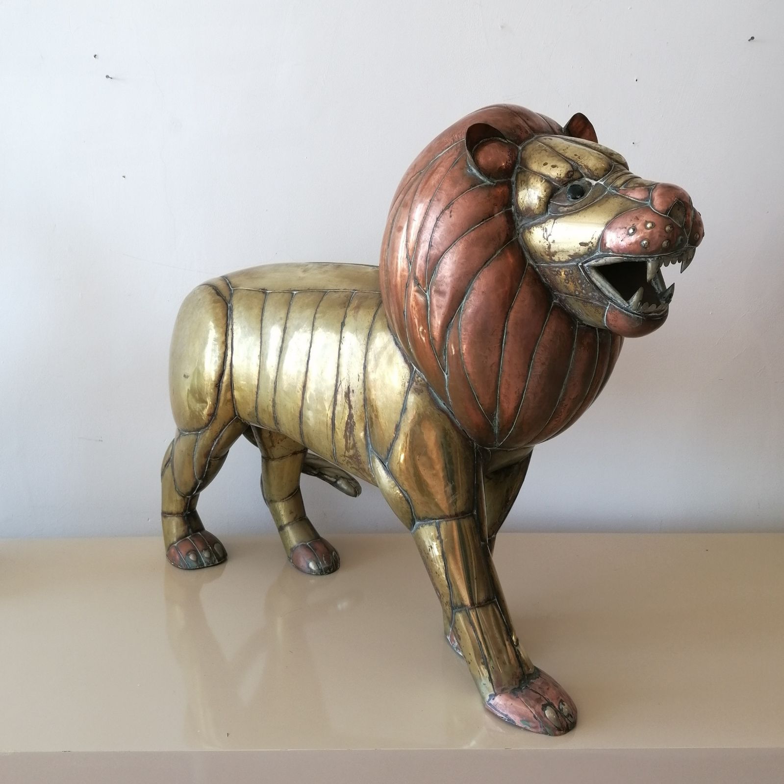 photo vinterior Rare Midcentury Large Brass & Copper Lion Sculpture By Sergio Bustamante, Mexico