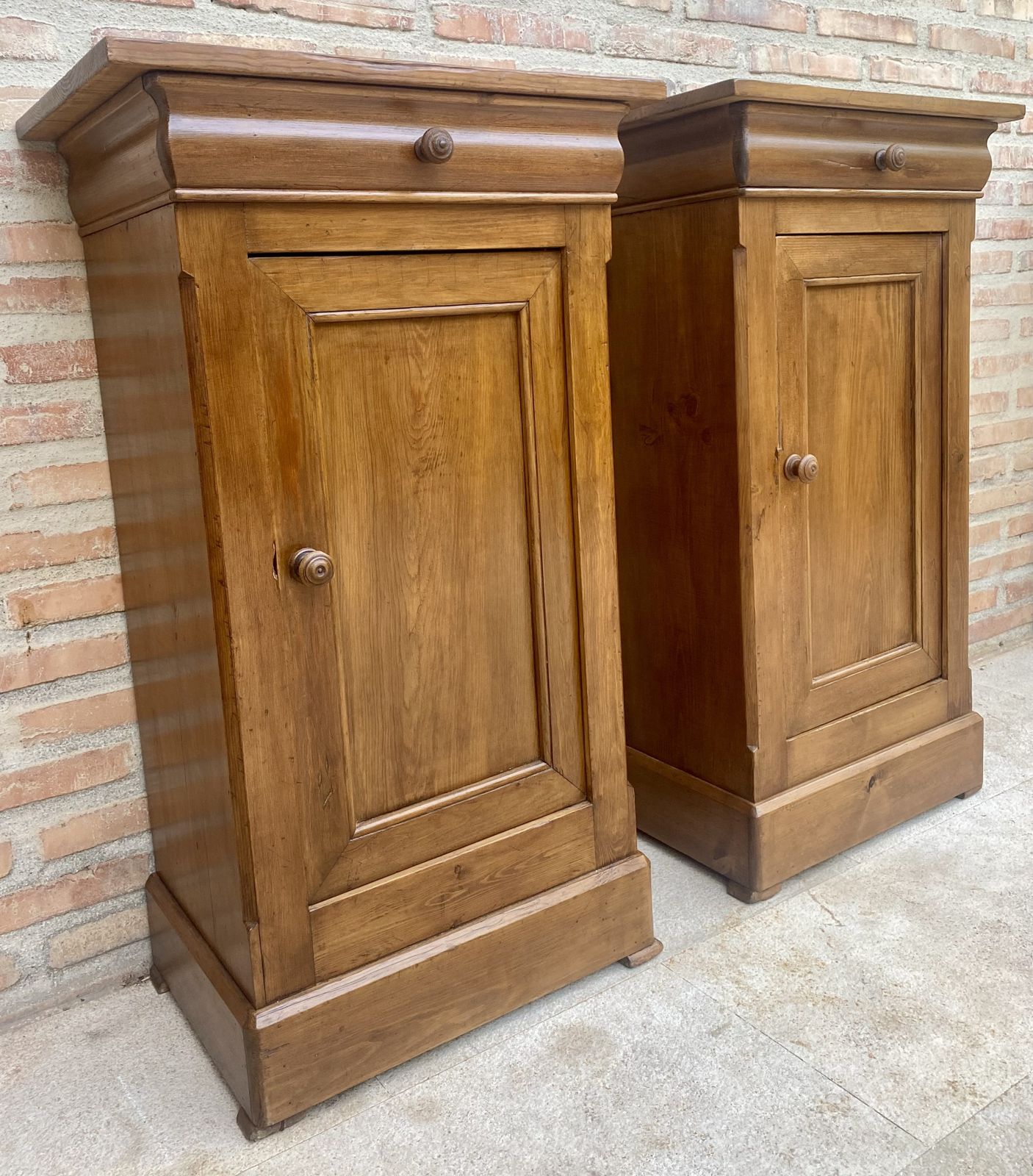 photo vintage Early 20th Century French Provincial Walnut Nightstand