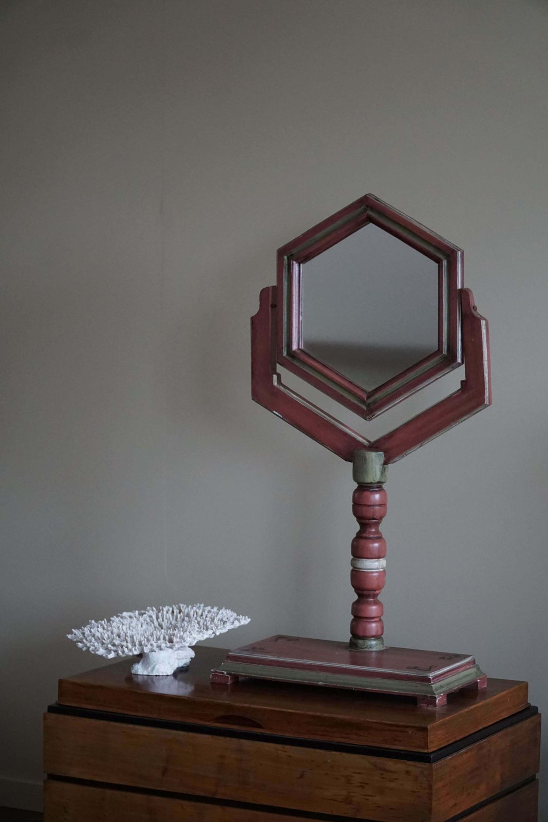 photo vinterior A Table Mirror In Pine By A Swedish Cabinetmaker, Folk Art, Early 20th Century