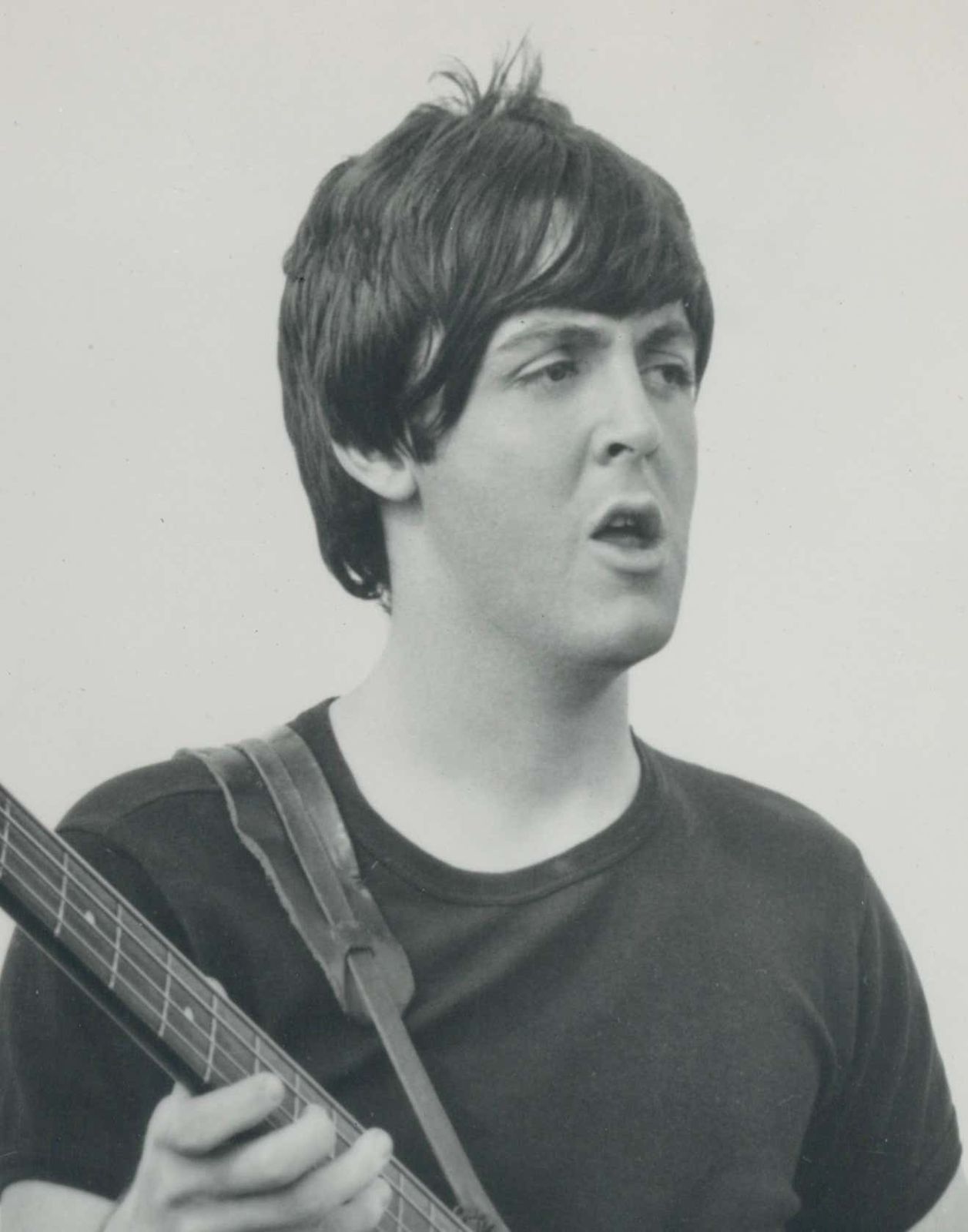 Paul Mccartney, Guitar, Black And White Photograph 24 X 16.7 Cm photo furniture