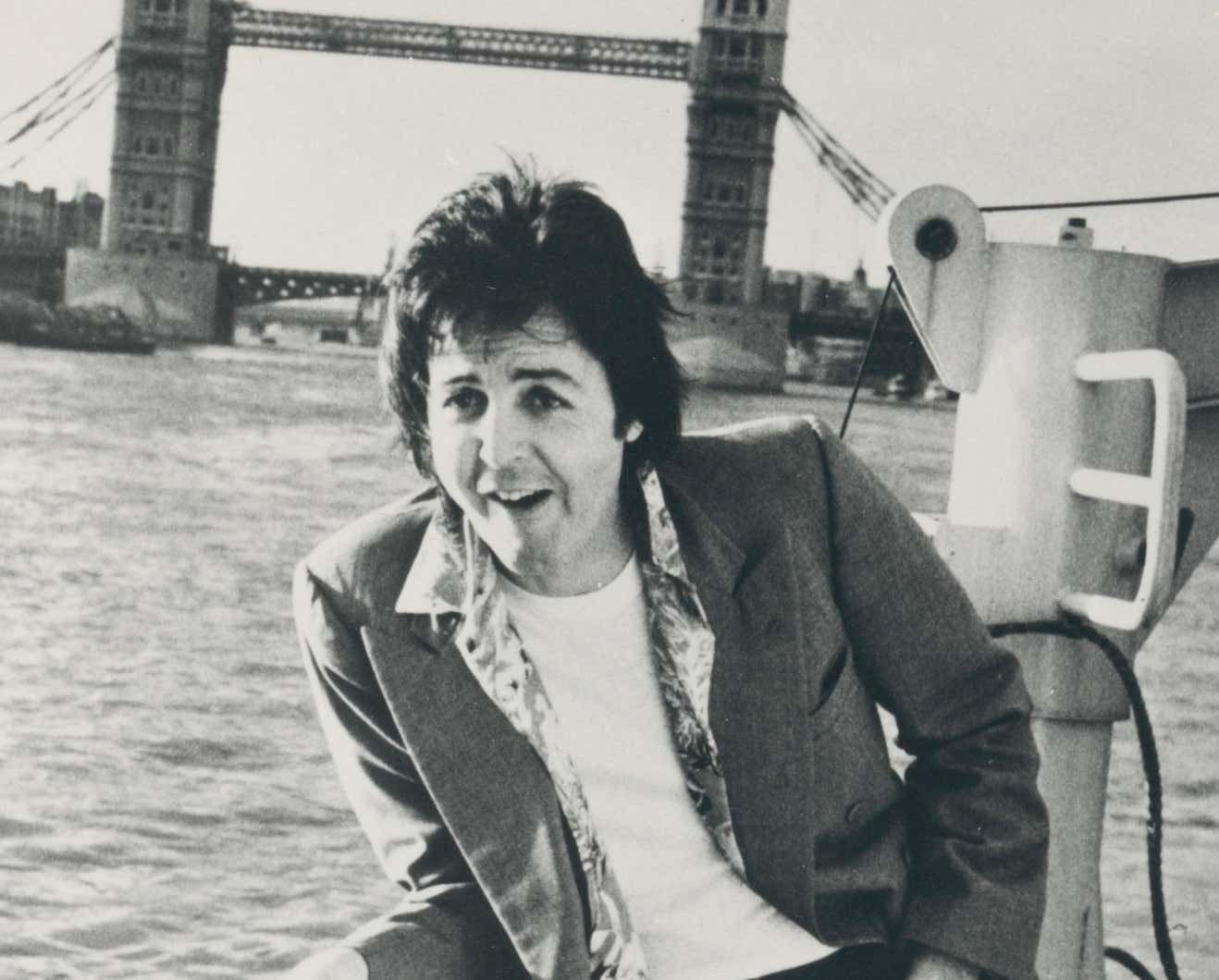 Paul Mccartney, London Bridge, Black And White Photograph, 17.6 X 23.8 Cm Circa 1970 photo furniture