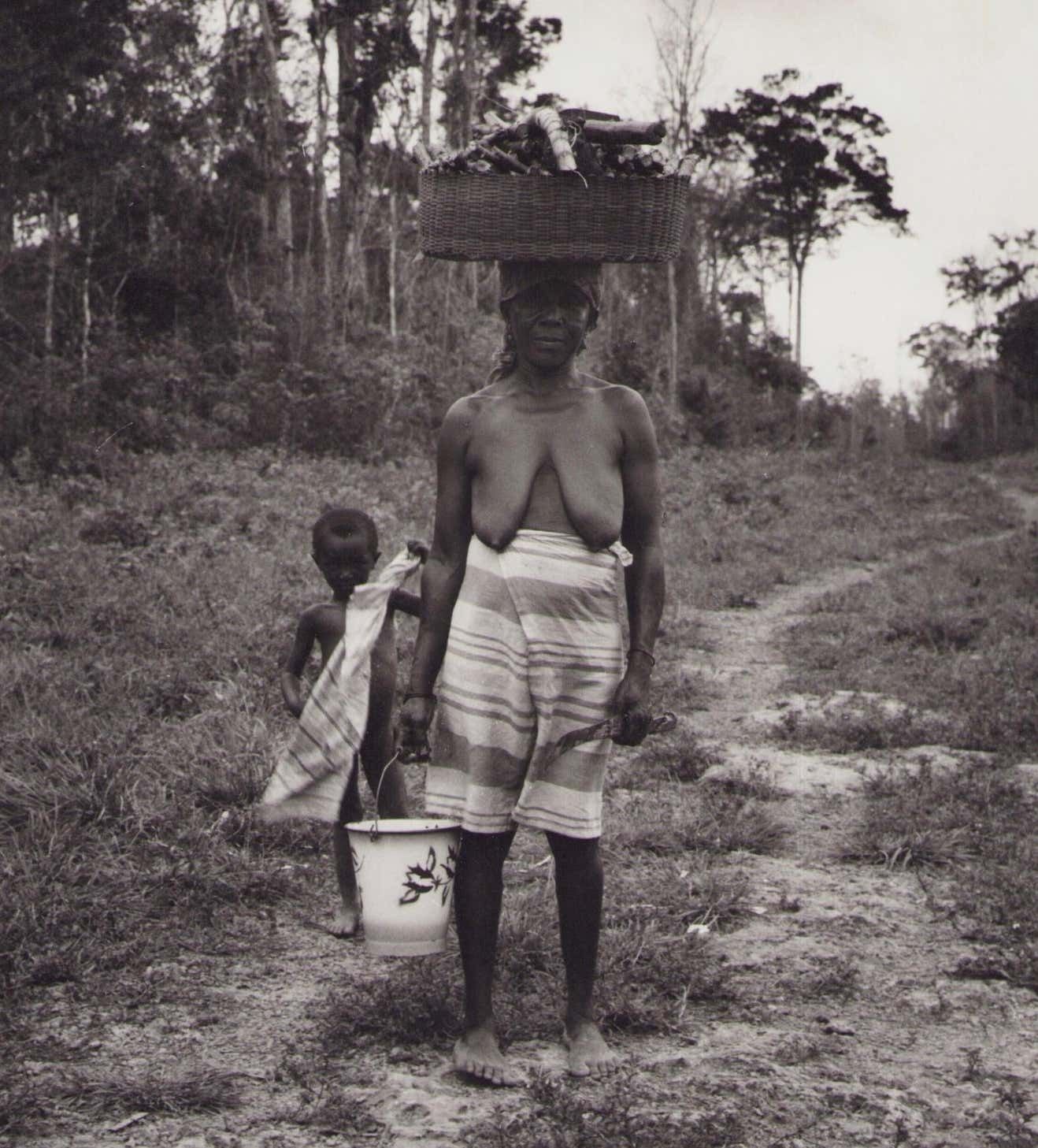 Hanna Seidel Suriname, Mutter Und Kind, Schwarz Wei Fotografie, 1960er Jahre, 24,6 X 24 Cm Ca. 1960s photo furniture