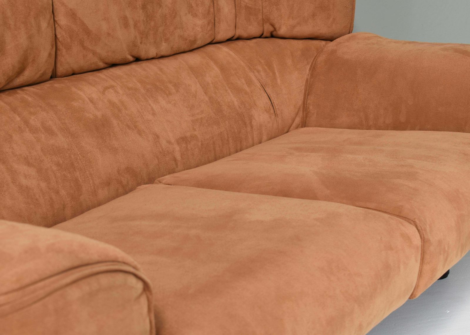 photo vinterior Rare Bull Sofa In Terra Alcantara By Gianfranco Frattini For Cassina Italy, 1987