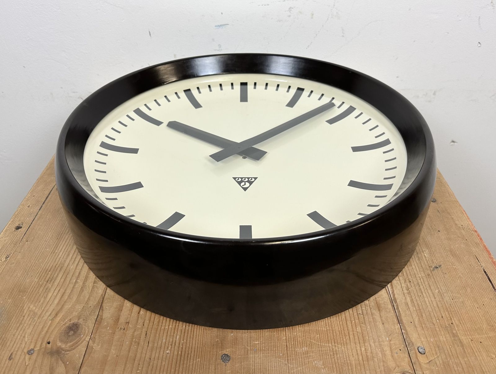 photo vintage Large Industrial Bakelite Factory Wall Clock From Pragotron, 1960s