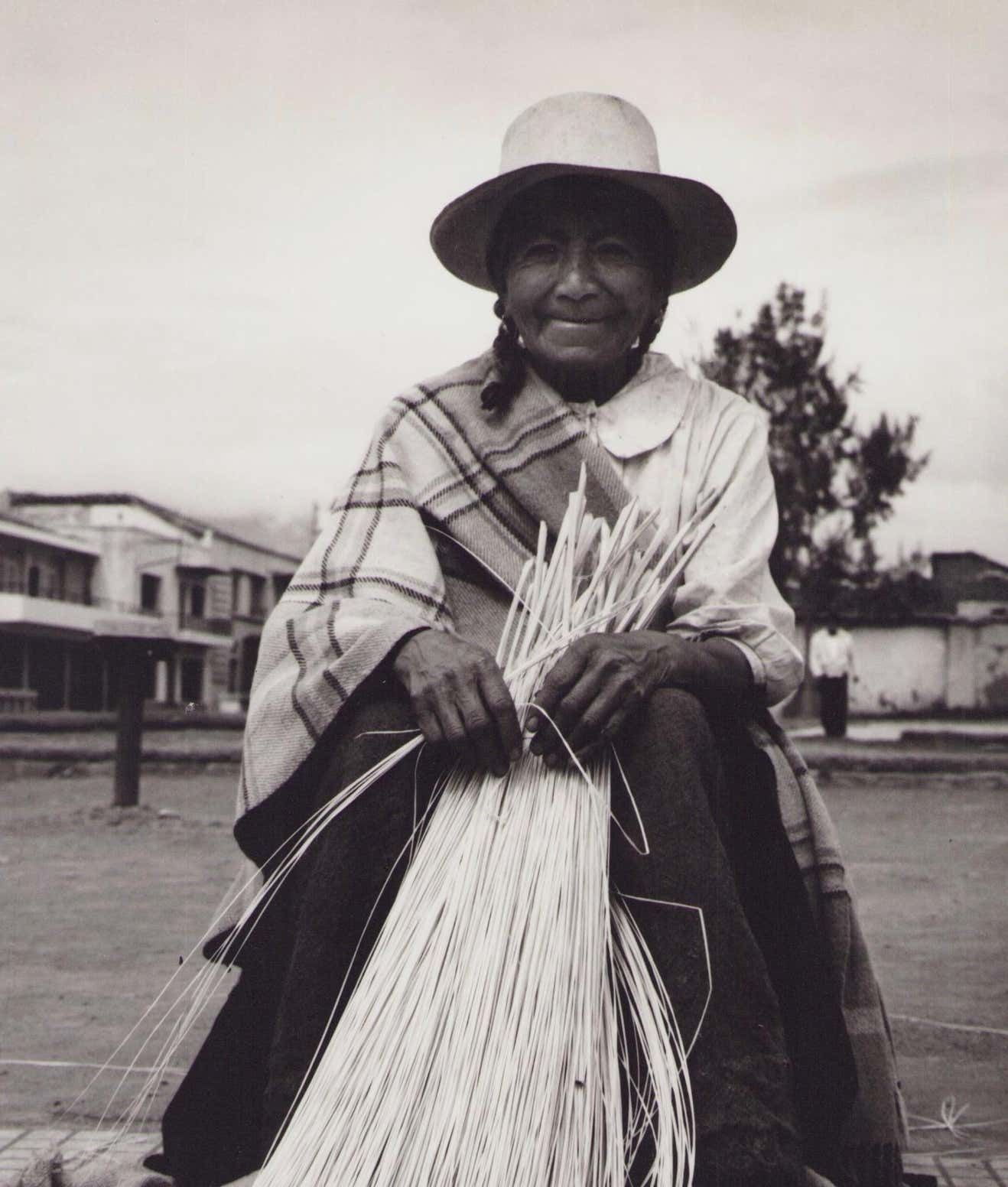 Hanna Seidel Ecuador, Saleswoman, Woman, Black And White Photograph, 1960s, 29.8 X 23.2 Cm Circa 1960s photo furniture