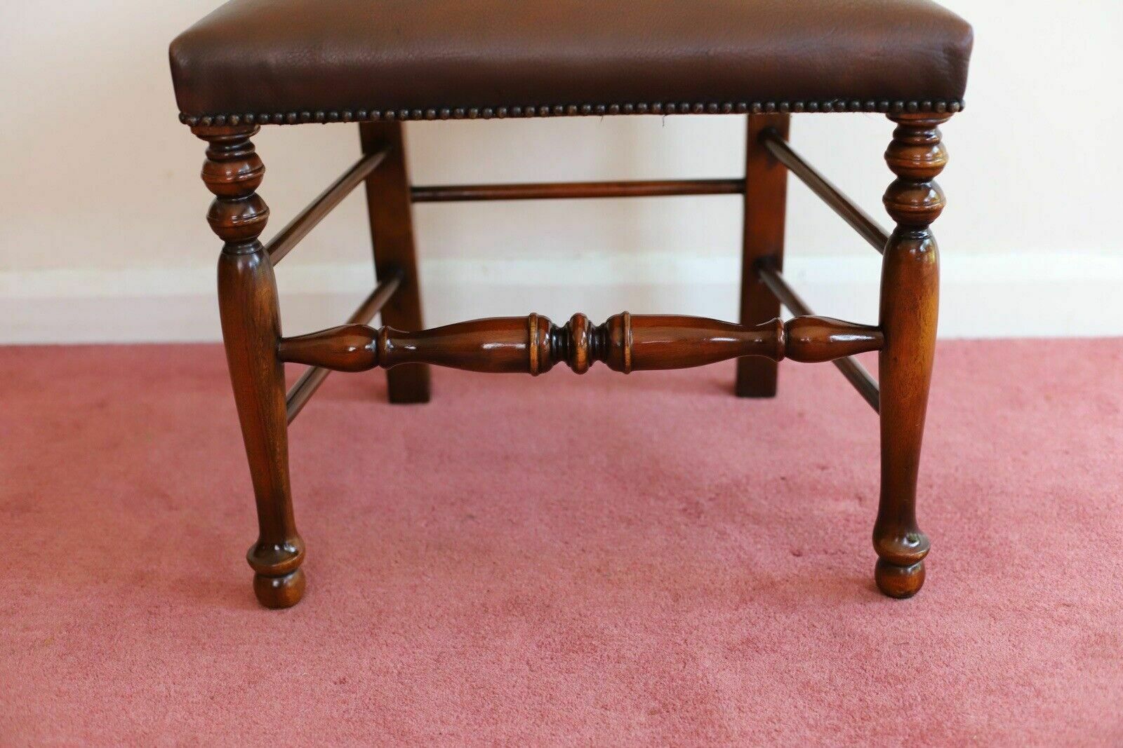 photo vintage Fine Set Of 8 Leather Bamboo Effect Dining Chairs Made By Theodore Alexander