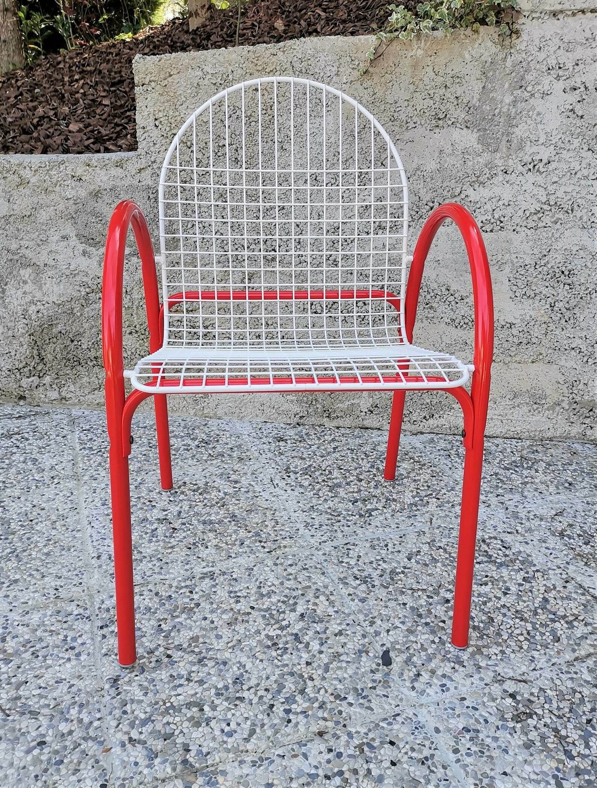 1 Van 4 Rode En Witte Metalen Tuinstoelen / Pop Art Memphis Design / Memphis Stijl Stoel / Jaren 70 Joegoslavië photo for sale