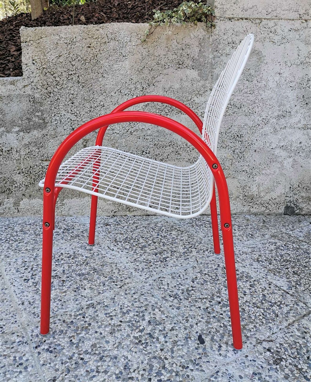 1 Of 4 Red & White Metal Garden Chairs / Pop Art Memphis Design / Memphis Style Chair / 70s Yugoslavia photo vinterior