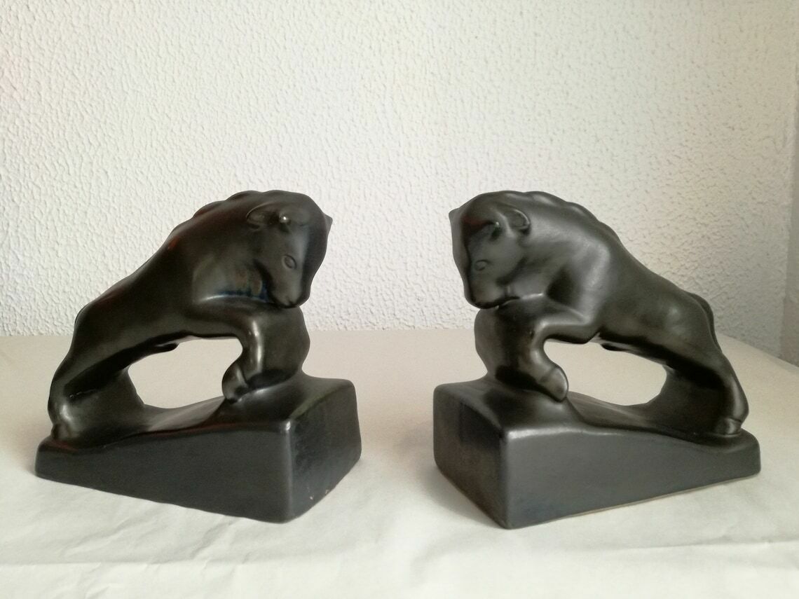 Paar Stieren Boekensteunen / Vintage Geglazuurd Keramisch Dierendecor / Art Deco Stierensculptuur Uit Jaren 1930, Joegoslavië photo furniture