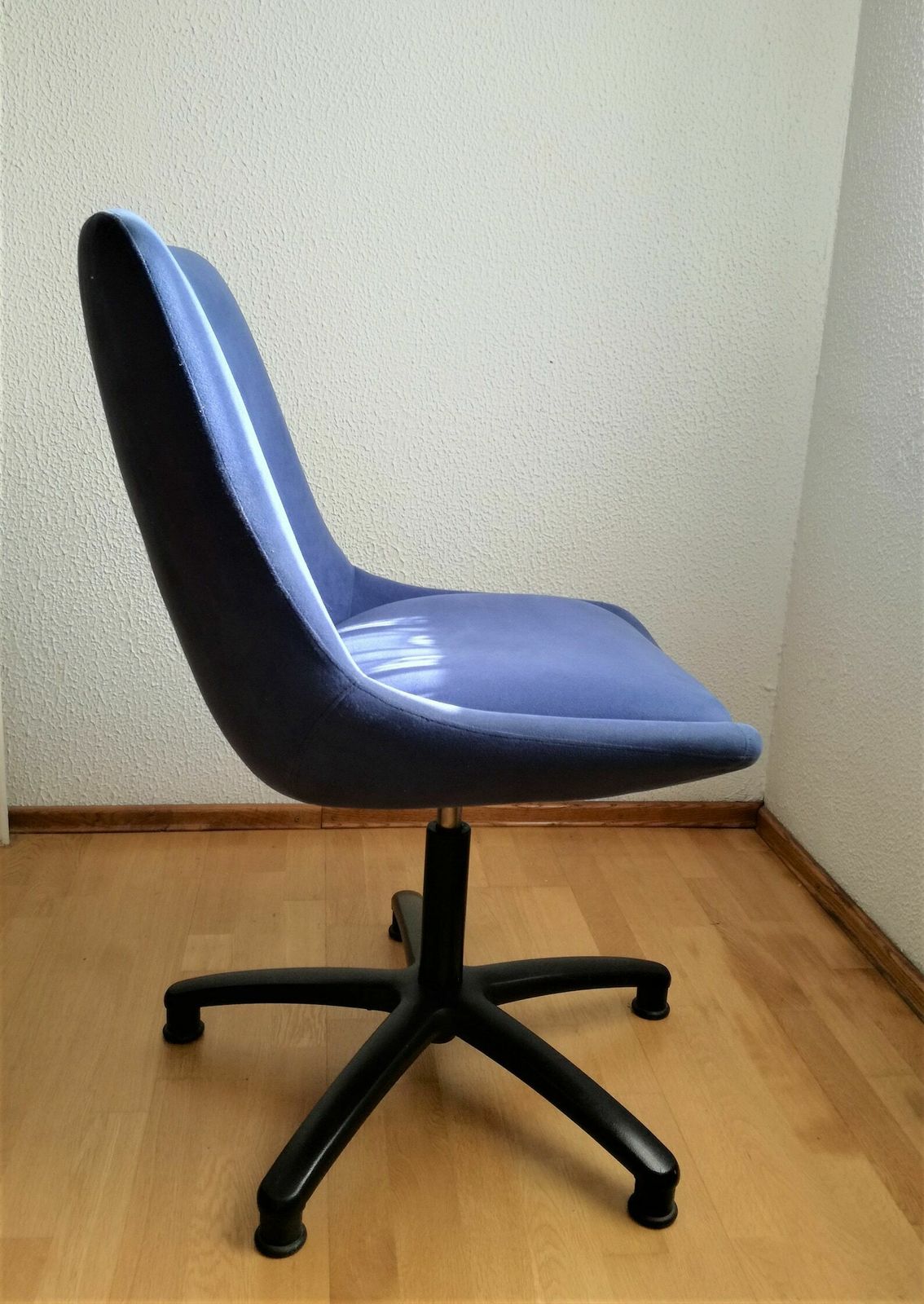Mid Century Bureaustoel / Blauwe Bureaustoel Met Wielen / Jaren 70–80 Joegoslavië / Draaibare Fauteuil / Retro Kantoor photo furniture